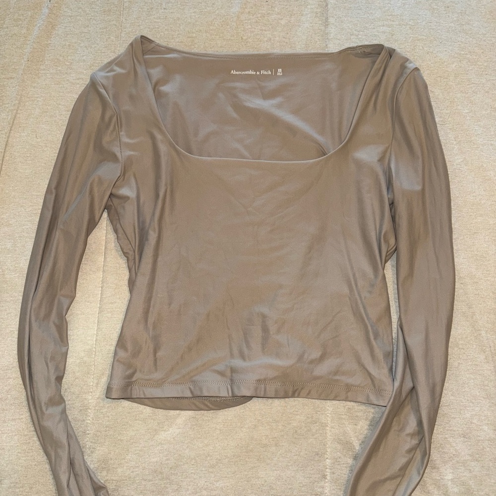 Abercrombie & Fitch Women's
Soft Matte Seamless Long-Sleeve Squareneck Top